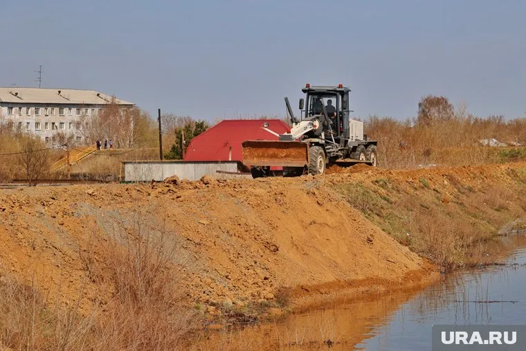 Ранее на дамбах, защищающих город от наводнений, произошли протечки