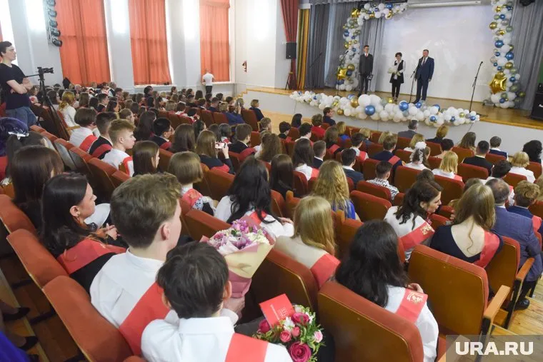 Ученики российских школ смогут выпуститься с серебряной медалью