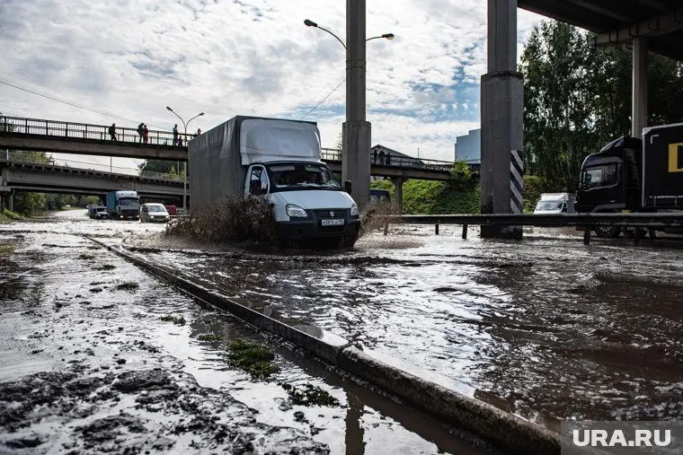 В Екатеринбурге улицу затопило кипятком