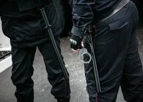 Подозреваемого привезли к месту убийства семьи в Кировграде