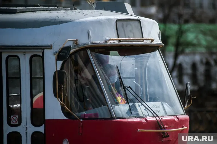 Носить маску долго нельзя. Надевать ее стоит в магазинах и общественном транспорте