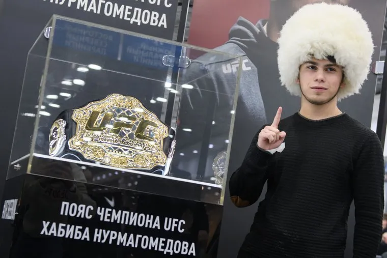 Екатеринбургский этап тура пояса чемпиона UFC Хабиба Нурмагомедова. Екатеринбург, награда, приз, поклонник, ufc, ultimate fighting championship, пояс чемпиона, почитатель