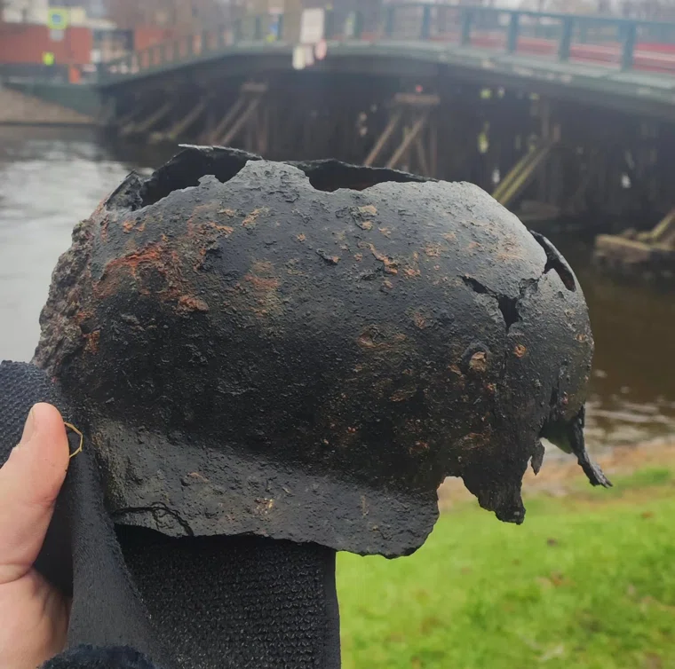 Каска развалилась в руках водолаза