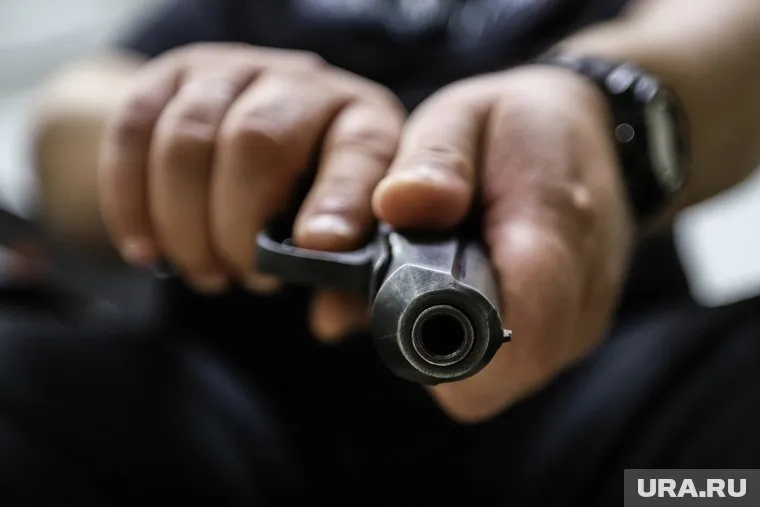 Неизвестный обстрелял машину Геннадия Ширяева, пишет SHOT