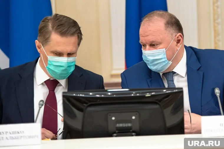 Глава Минздрава России Михаил Мурашко (слева) и полпред президента в УрФО Николай Цуканов