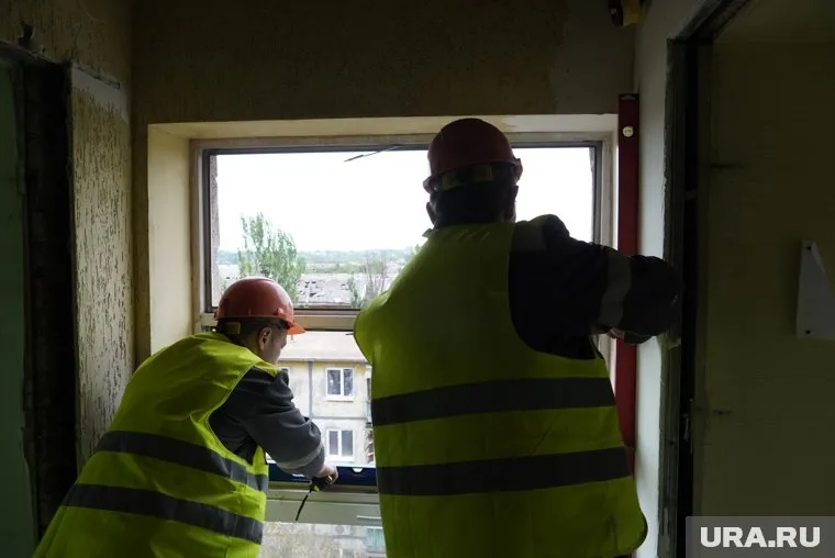 Строители скидывали мусор не соблюдая меры безопасности