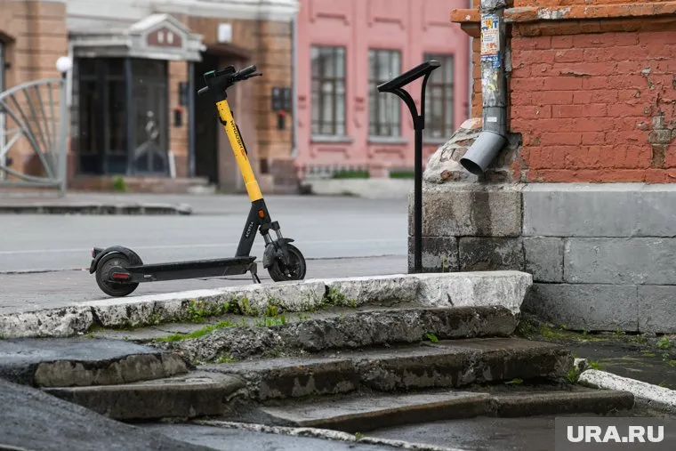 Водитель самоката сбил пожилую женщину и скрылся