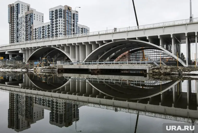 Идут завершающие работы перед пуском движения по второй части моста