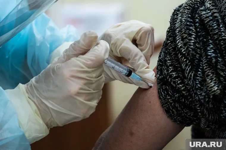 Решение об обязательной вакцинации ряда работников приняли Москва и Московская область