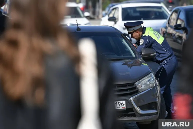 Машину остановили для проверки документов (архивное фото)