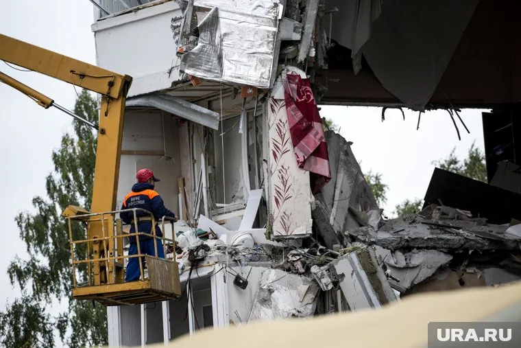 На данный момент известно о трех погибших под завалами в Белгороде