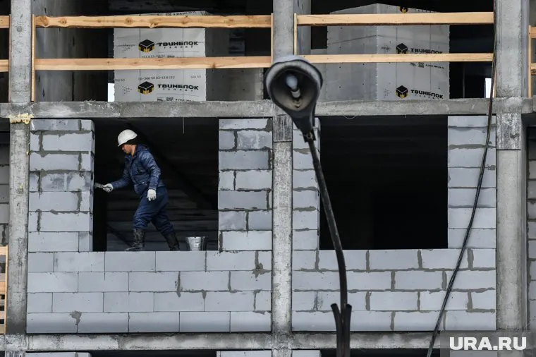 В ДНР строители достраивают один из семи корпусов больницы