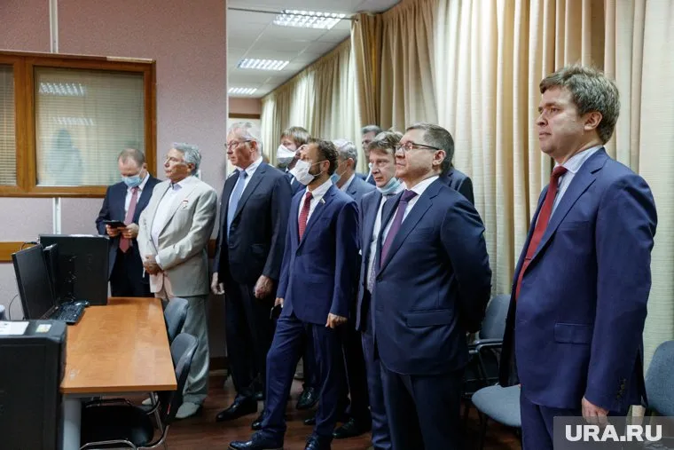 Первый справа — врио ректора Павел Акимов, второй справа — министр Владимир Якушев