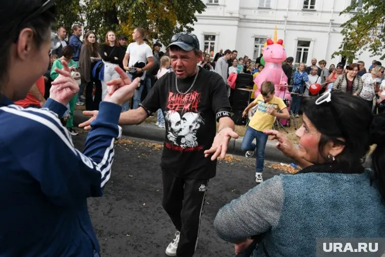 И взрослые, и дети поддержали стихийную музыкальную площадку