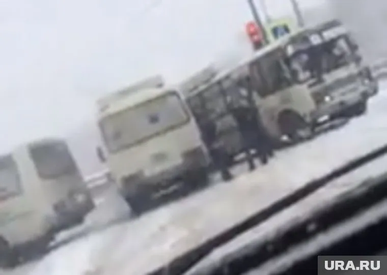 Водителям не удалось разъехаться на сколькзой дороге