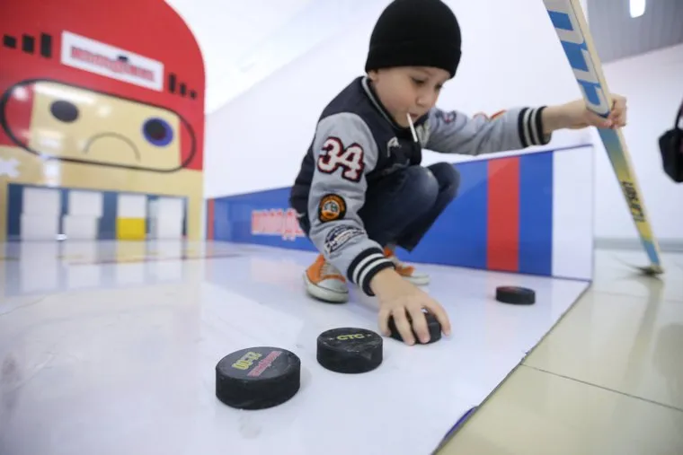 Хоккейная эстафета с участием Автомоболиста к премьере сериала Молодежка на СТС, шайбы, аттракцион, хоккей, дети