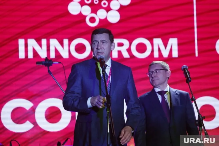 Евгений Куйвашев и Владимир Якушев появились на сцене с опозданием — из-за проводов в «Кольцово»