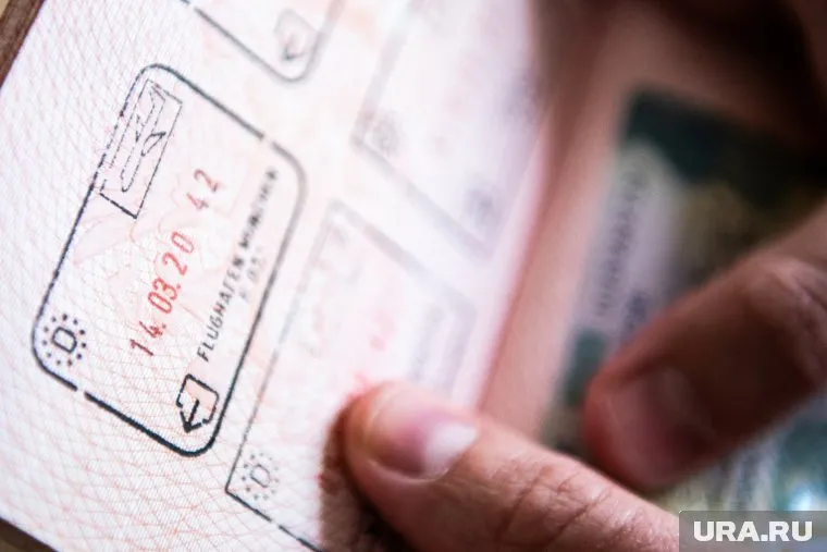 Поправки к закону о выезде и въезде в Россию позволят изымать загранпаспорта у призывников, сообщили юристы