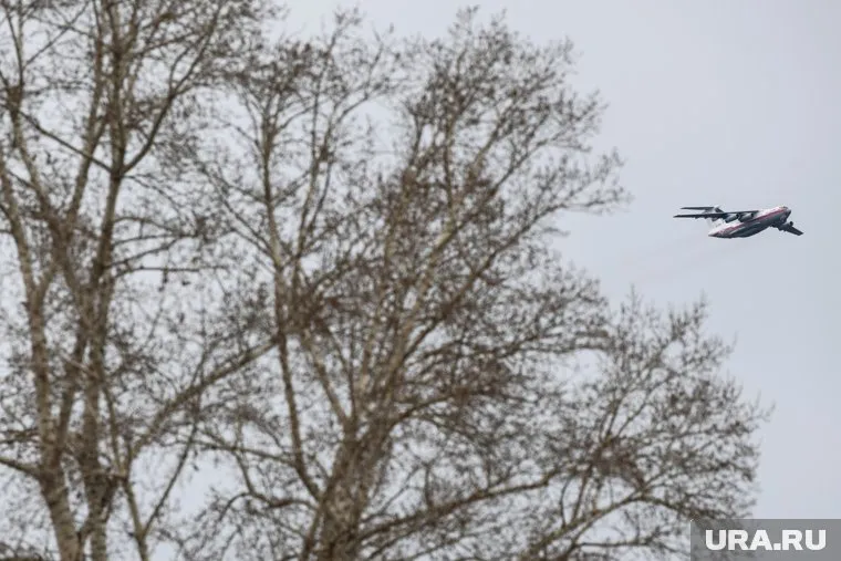 Курган с самолета опрыскивают от мошек и комаров