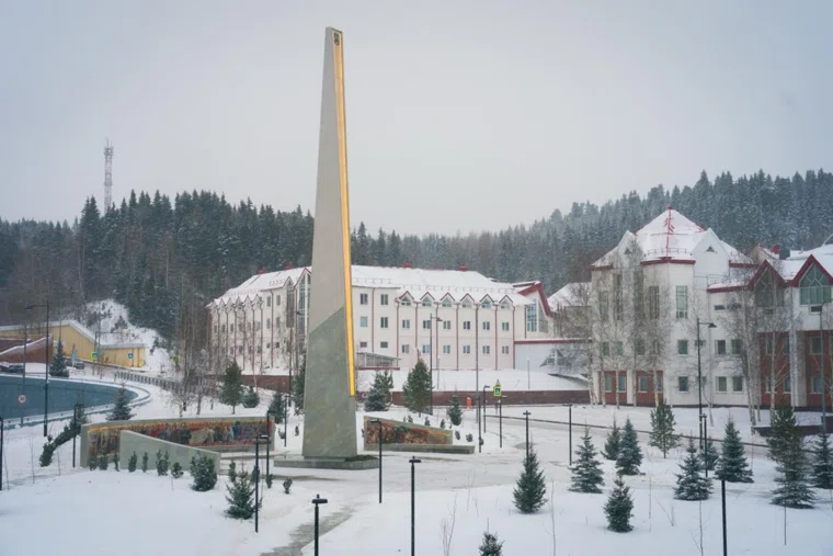 Кухарук открыл стелу «Город трудовой доблести» в Ханты-Мансийске к 95-летнему юбилею Югры