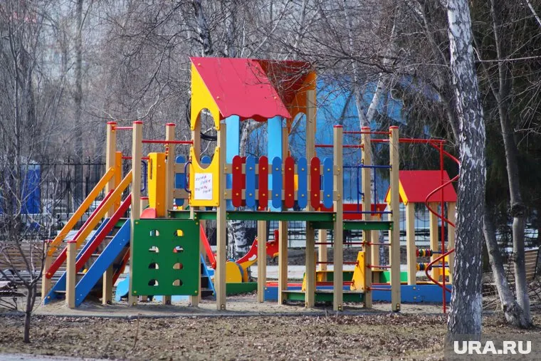 Заменить все детские площадки сразу не удастся из-за недостатка финансовых средств