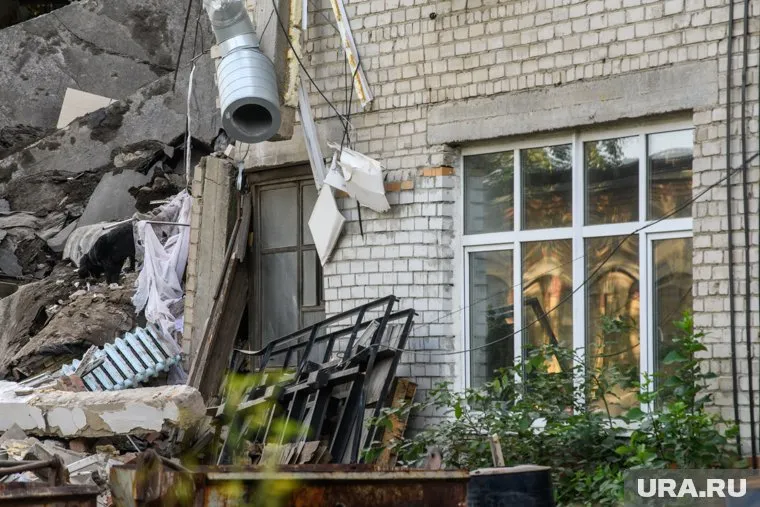 В здании рухнули стены