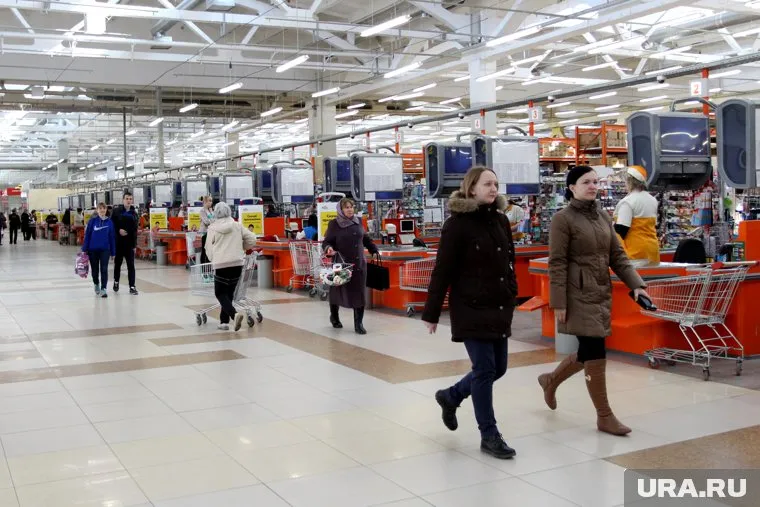 В туалетах торгового центра "Рио" установили новые двери и сантехнику