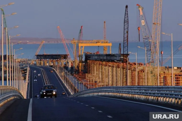 Грузовики пустят на мост с 1 октября