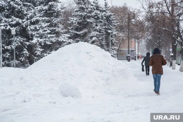 Ребенок упал в большой сугроб, который смягчил падение