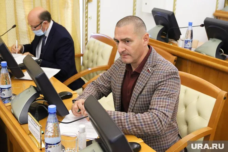 Депутат Александр Ильтяков пытался подписать соглашение с жителями Половинского района