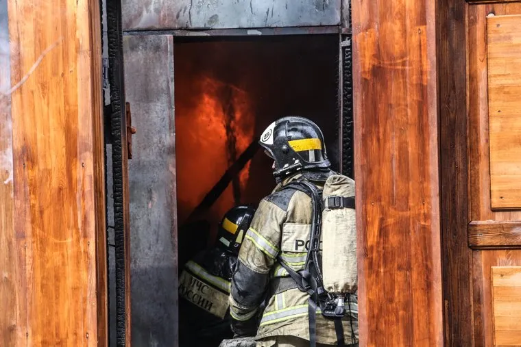 Пожар в историческом здании по ул. Дзержинского 34. Тюмень