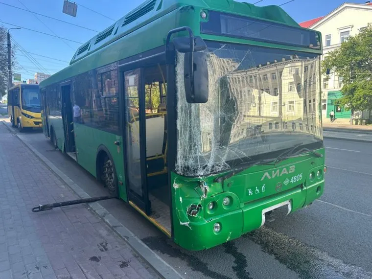 В Челябинске автобус выехал с проезжей части и снес флаги