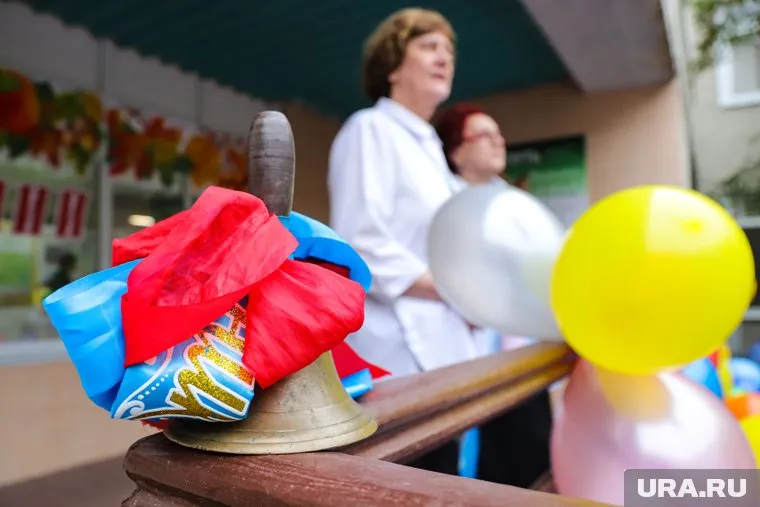 Ученик школы №108 пришел в платье на День знаний