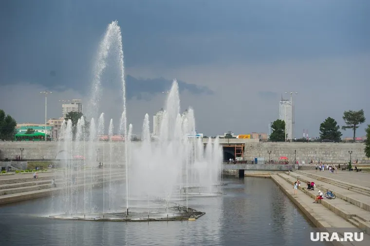 В Тюмени нашли способ убедить горожан не купаться в фонтане