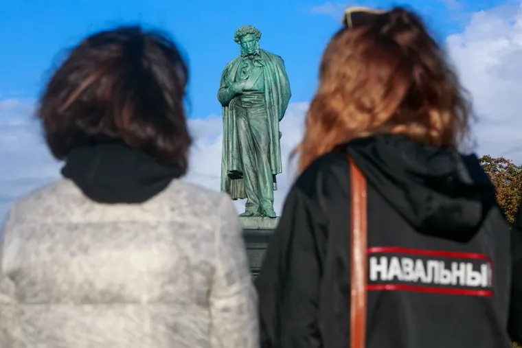 Акция "Прогулка по Тверской"сторонников Алексея Навального во всероссийский день протеста. Москва, навальный, памятник пушкину, митинг, москва, навальнинг