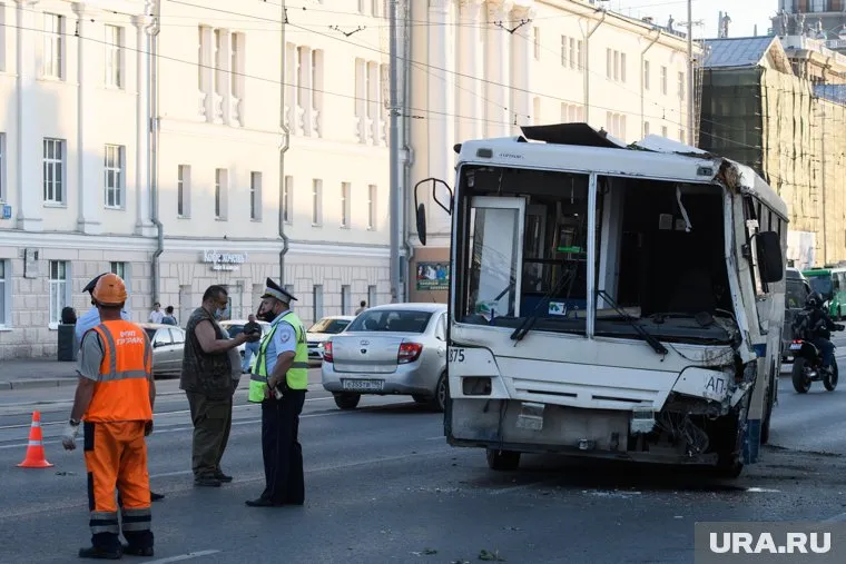 В результате взрыва автобуса пострадали 25 человек