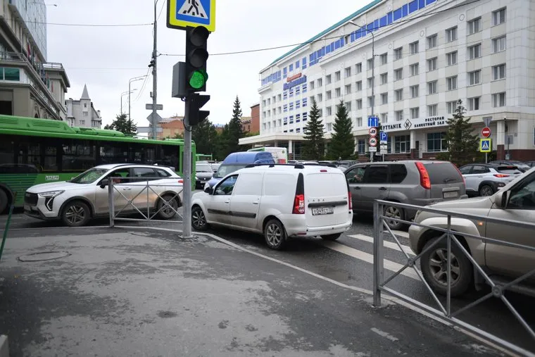 Движение парализовало на улицах Республики и Челюскинцев
