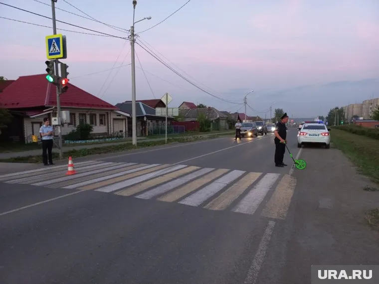 Две десятилетние девочки переходили дорогу на зеленый