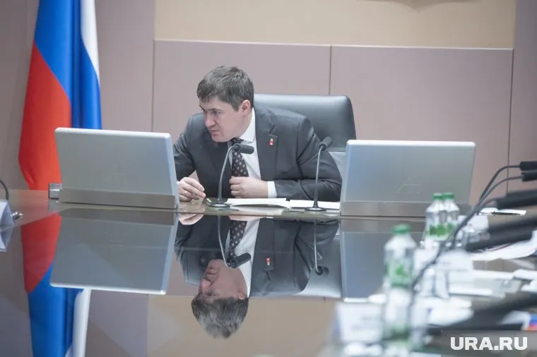 Дмитрий Махонин читает все комментарии и некоторые из них разбирает с коллегами