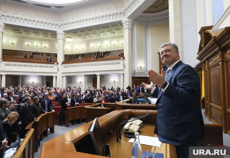 По заявлению Зеленского, Порошенко предстоит ответить перед законом за то, как сложилась жизнь Украины в последние годы