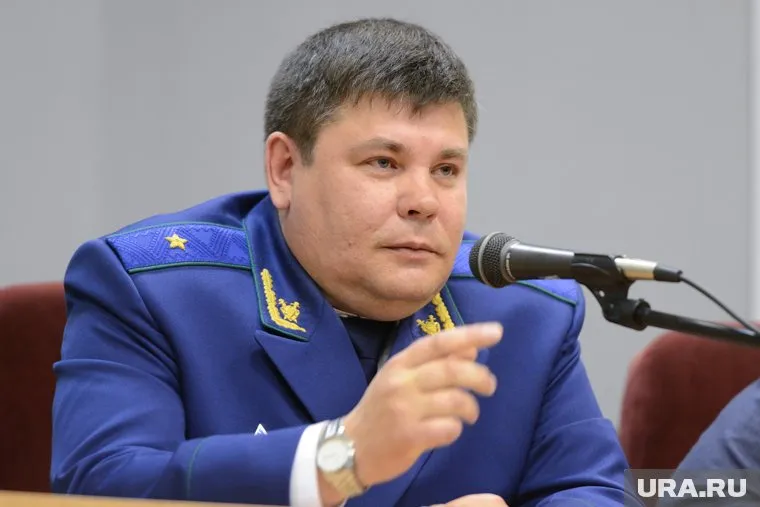 Прокурор Александр Кондратьев требует привлечь к суду чиновников за махинации с жильем для сирот