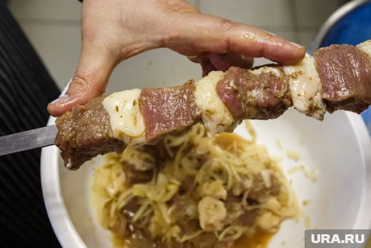 Классический маринад с уксусом и луком до сих пор остается одним из самых любимых у россиян