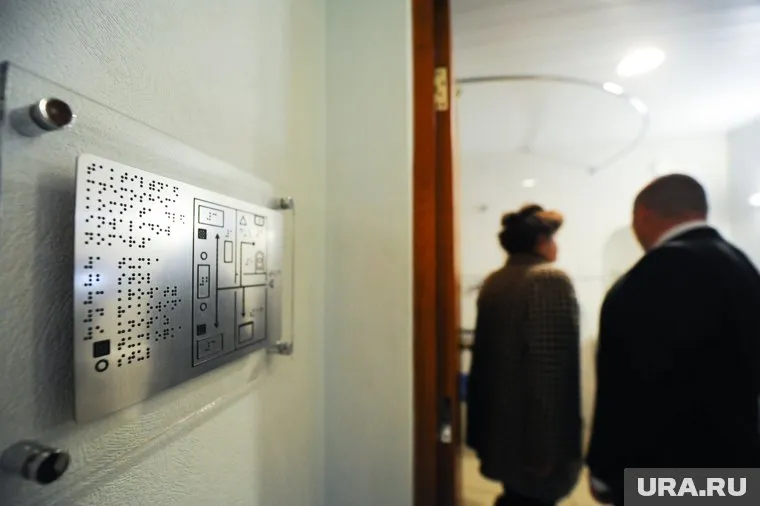 Новое здание оборудовано пандусами и тактильными указателями