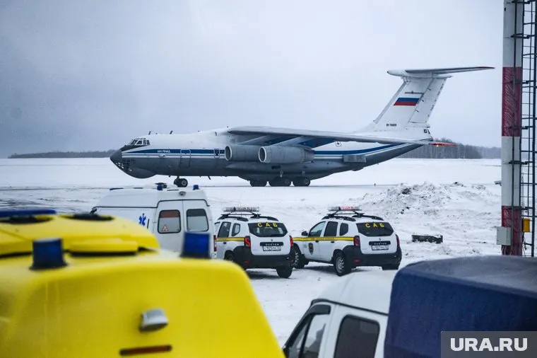 На борту самолета находится 80 человек