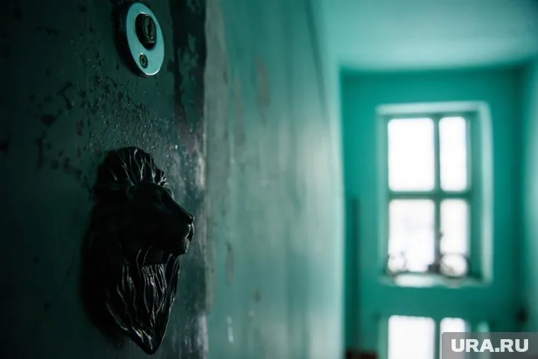 Злоумышленники писали депутату "Единой России", что обольют его дверь кислотой