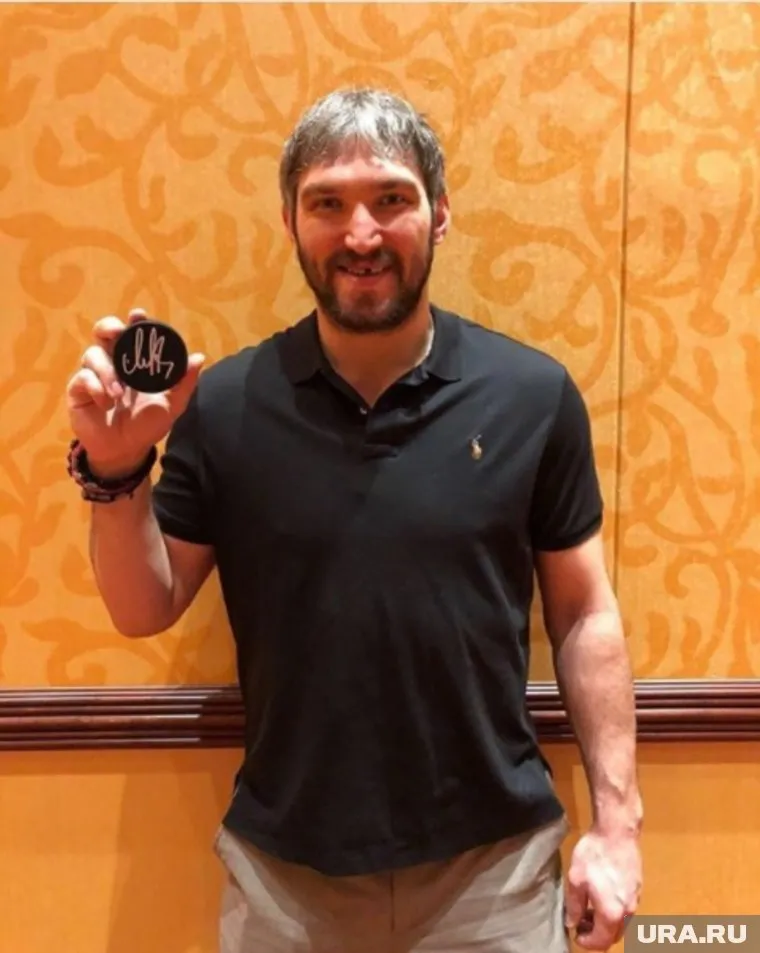 Овечкин в новогодней эстафете «Поздравь страну» подарит шайбу со своим автографом