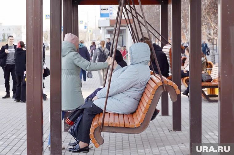 У дома №59 по проспекту Конституции благоустроили площадку для отдыха