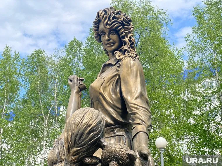 На памятнике изображена мама с детьми