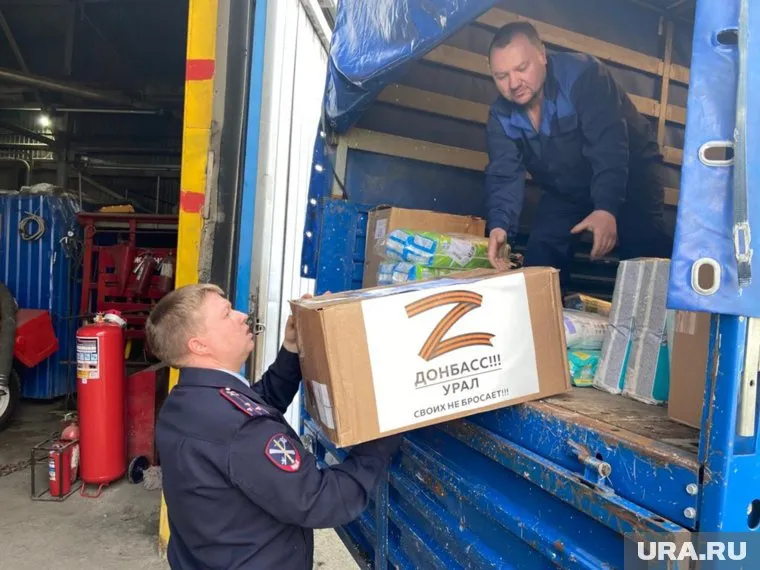 Два КАМАЗа с надписью на бортах «На Донбасс. Урал своих не бросает» отправят 10 тонн помощи Донбассу