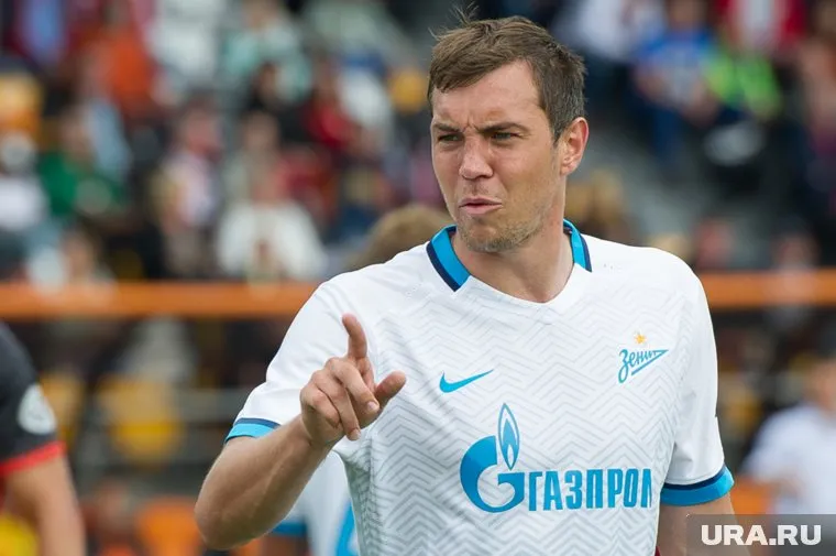 Артем Дзюба передал приз лучшего игрока матча Алексею Сутормину